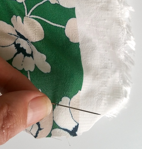 Tirer un fil avec une épingle
