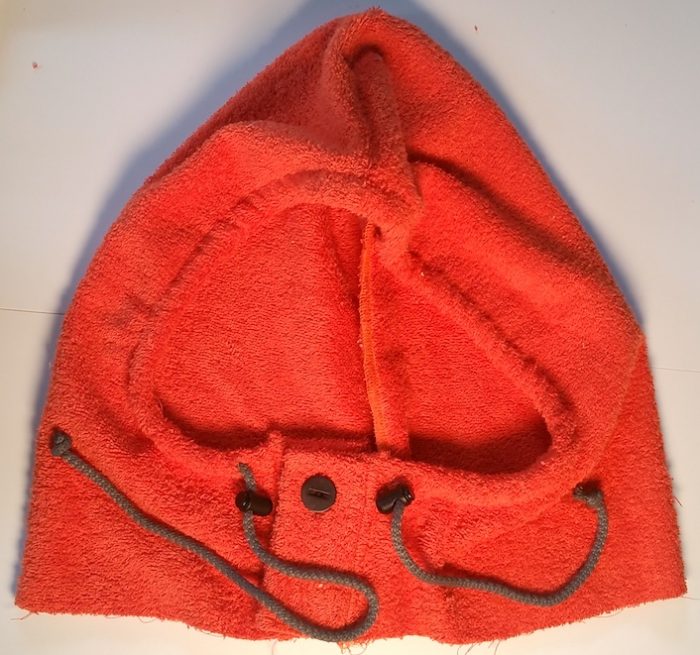 Capuche poncho avec coulisse et cordon de serrage