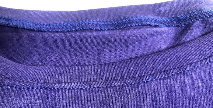 surpiquer l'encolure avec un point de chaînette